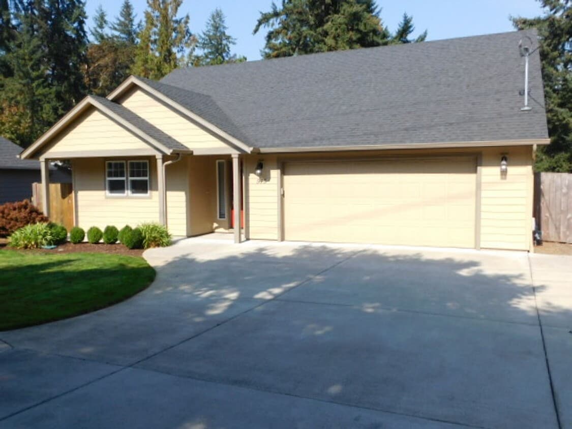 Foto principal - 3Bd/2Ba Single Story Home - Available Soon!