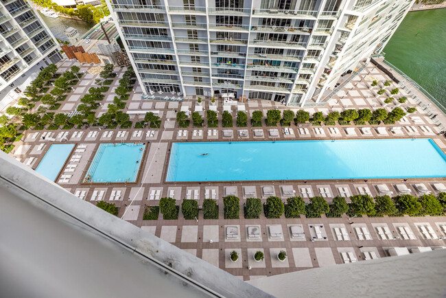 Building Photo - 495 Brickell Ave