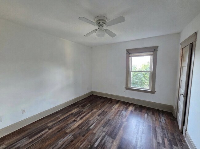 Building Photo - 1421 W 84th St