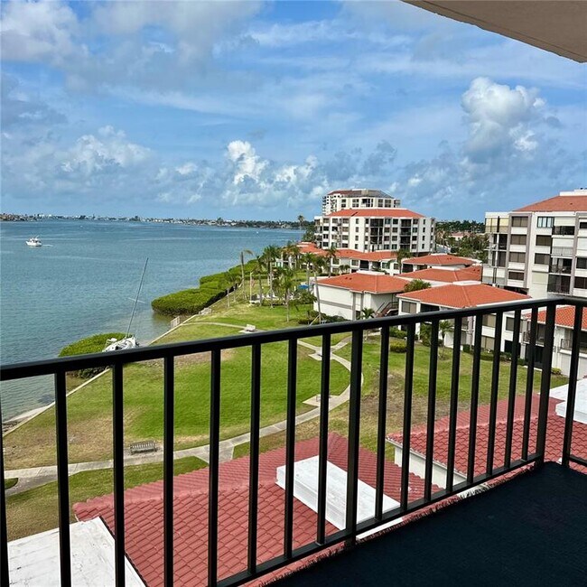 Foto del edificio - 6361 Bahia Del Mar Blvd S