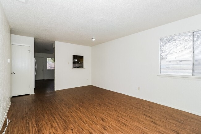 Building Photo - 323 W William Cannon Dr