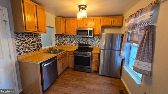 Foto del edificio - 6565 Ronald Rd