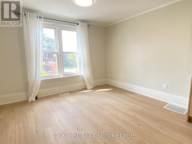 Building Photo - 32 Front St N