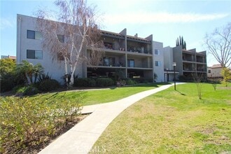 Building Photo - 234 E Fern Ave
