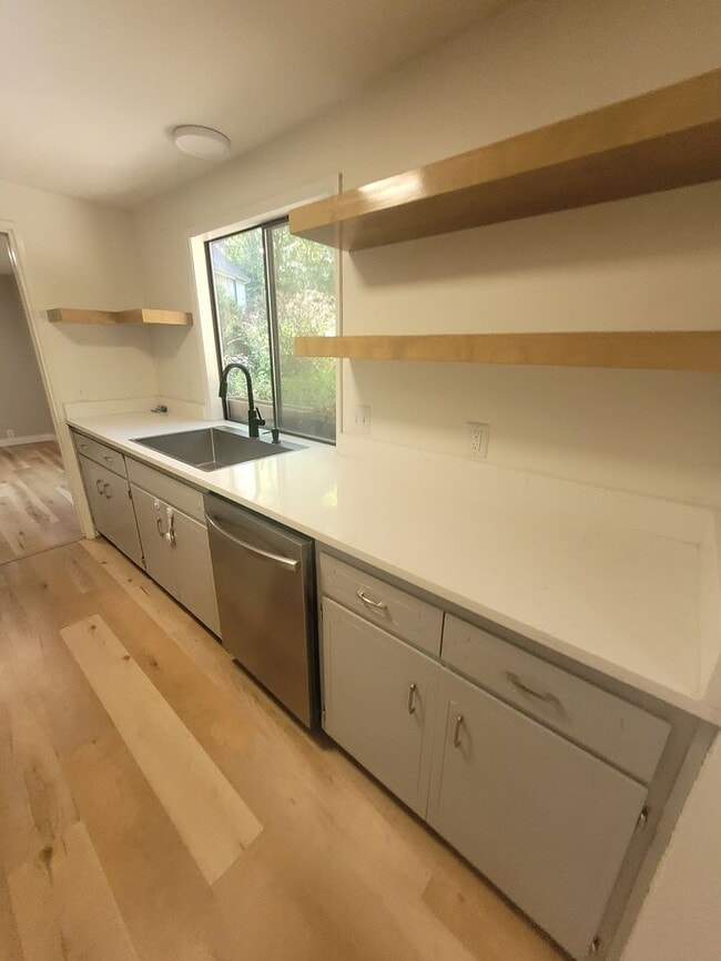 Building Photo - Lovely South Hills home, 4BD/3BA, Available early June!