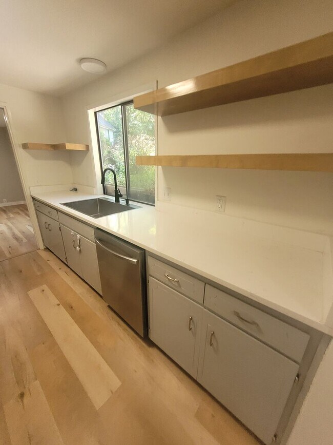 Foto del edificio - Lovely South Hills home, 4BD/3BA, Available early June!