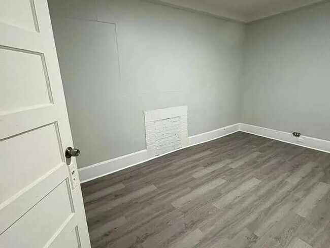 Foto del edificio - Renovated 3BR Home with Modern Floors & Fresh Interiors