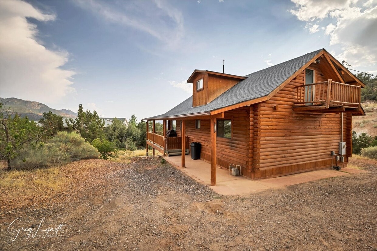 Primary Photo - Mountain living in Central, Utah!
