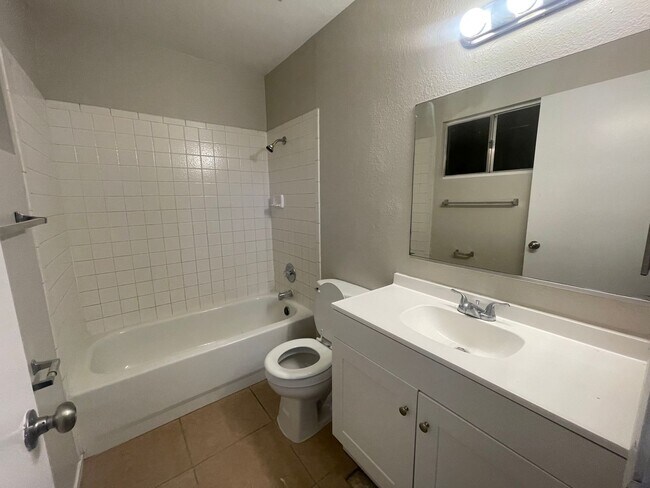 Building Photo - 3 bedrooms and 2 bathroom home! come see today!
