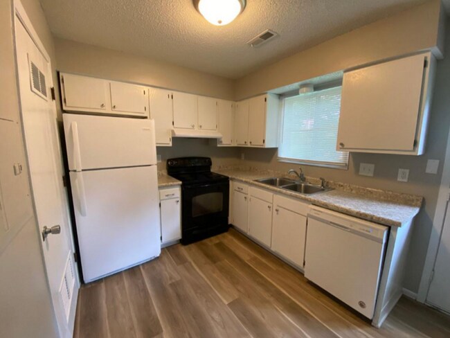 Building Photo - 1601 E Pleasant View Drive