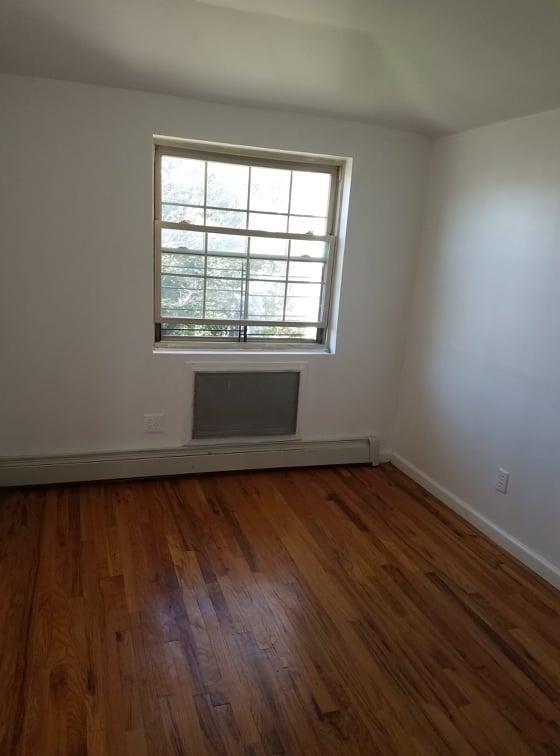 Building Photo - 1052 Crescent St