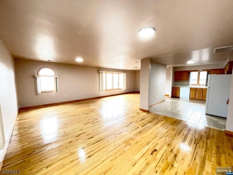 Primary Photo - 229 Lake Ave