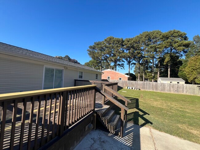 Foto del edificio - 3332 Macdonald Rd