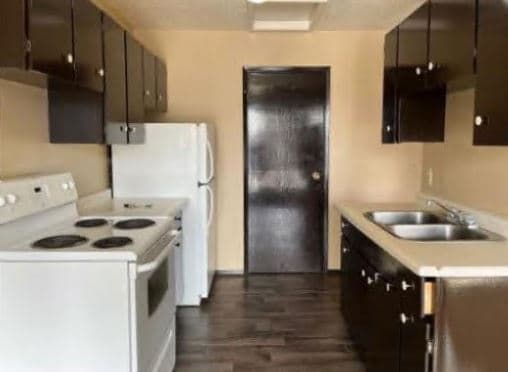 Building Photo - 3 bed 1.5 bath - Large unit - closer to Olds College
