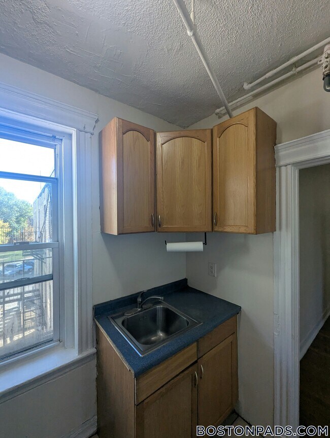 Building Photo - 364 Riverway