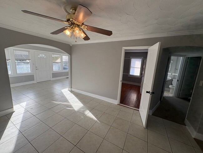 Building Photo - 3 Bed / 2 Bath Single-Family Home Near Dow...