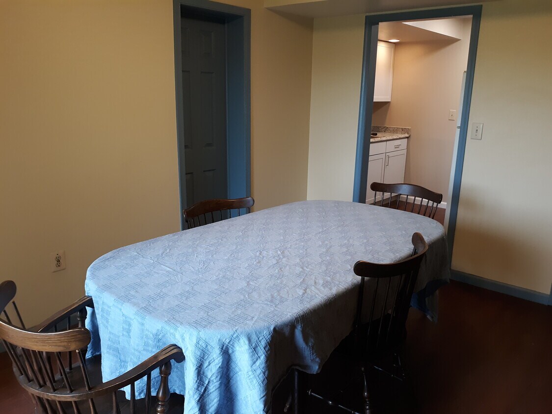 Dining area looking into kitchen - 19606 Ridgeside Rd