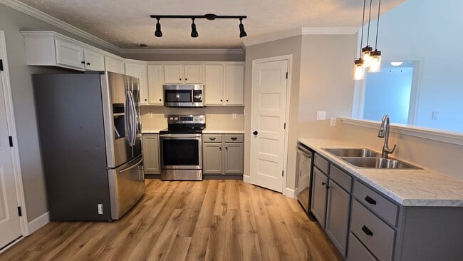 Building Photo - Beautiful home just minutes to Medina Middle School with Lawn care included