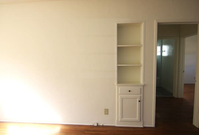 Building Photo - 507 S Verdugo Rd