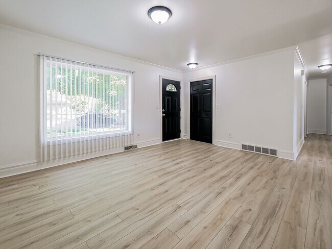 Foto del edificio - Rare Leasing Opportunity in the Highly Des...