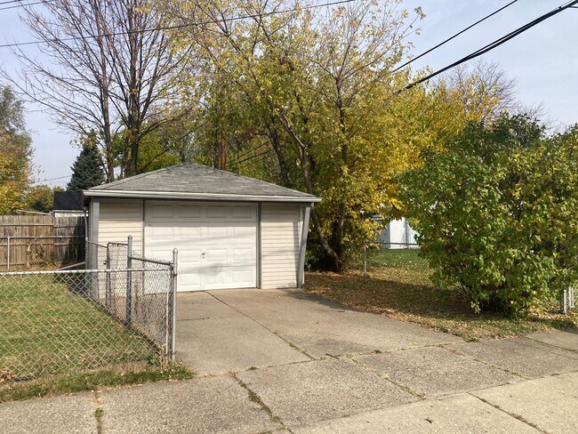 Foto del edificio - 3 bedroom, 2 FULL Bath Brick Ranch - HW Floors - Finished Bsmt - 1 car garage - Sec. 8 OK