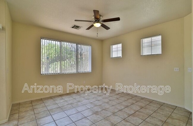 Foto del edificio - 1330 S Red Rock St