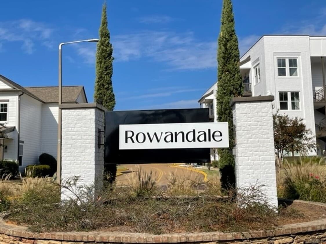 Primary Photo - 4BD/4.5BA in ROWANDALE!