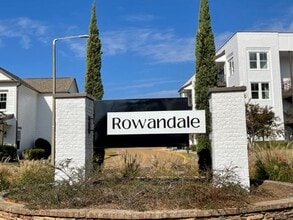 Building Photo - 204 Town Center Dr