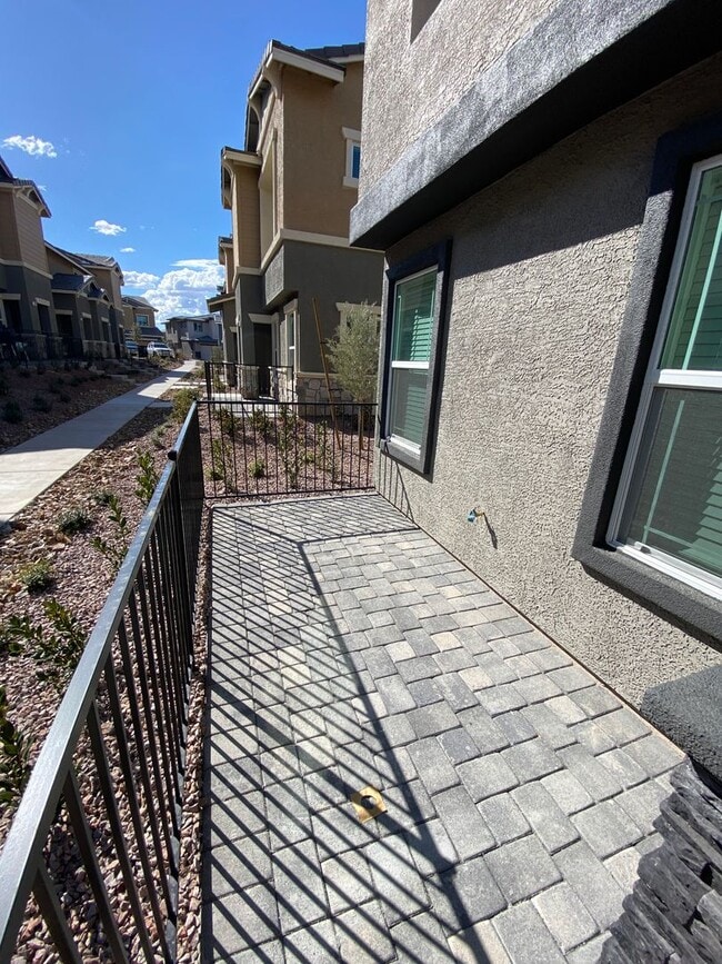 Building Photo - AMERICANA Property Mgmt - New 3beds - 2 1/2baths + loft Townhouse near Cowabunga Bay Water Park