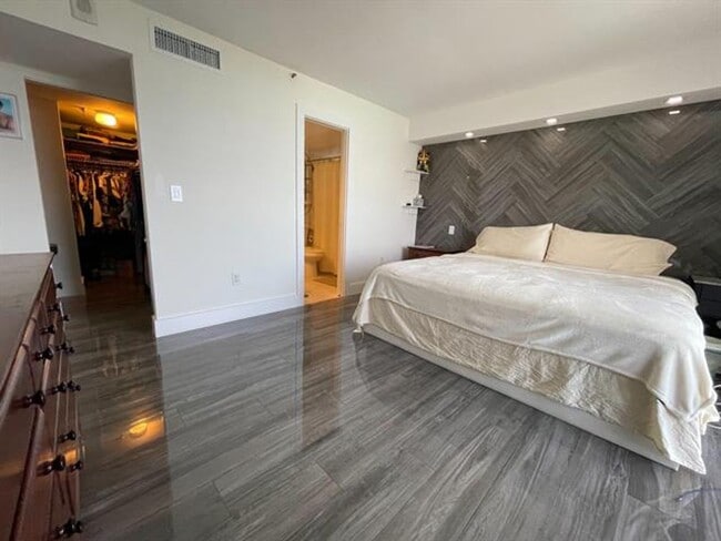 Building Photo - 2457 Collins Ave