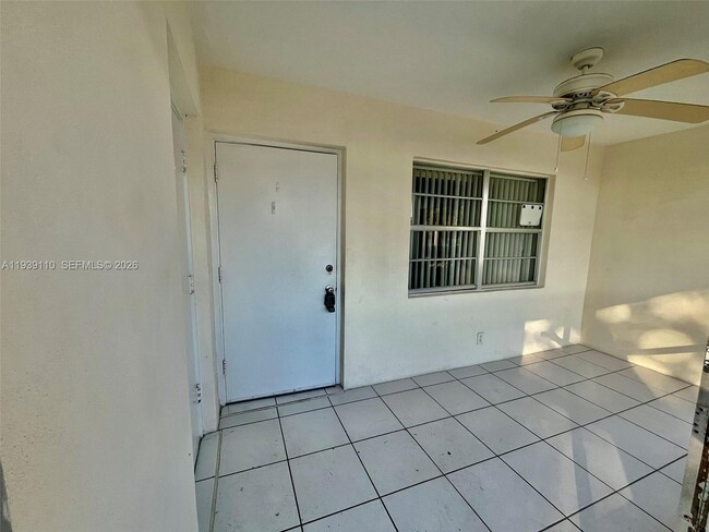 Building Photo - 501 Blue Heron Dr