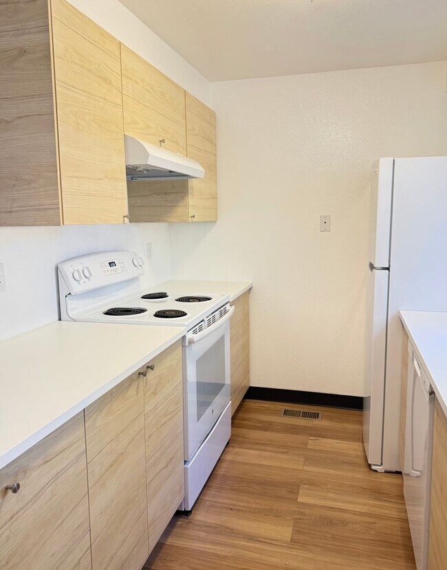 Foto del edificio - Bright & Beautiful Townhome- Fully Remodeled Kitchen and Bathrooms - Spacious Yard!