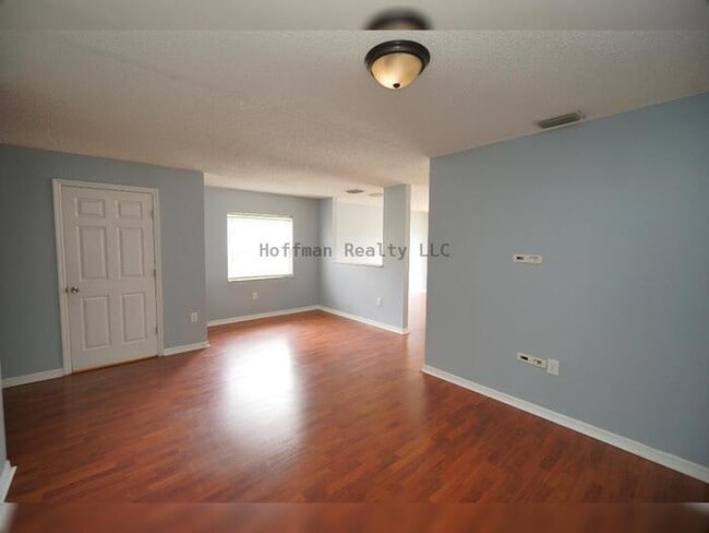 Building Photo - Spacious 3-Bedroom Townhome in Tampa