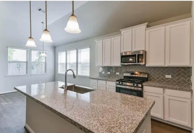 Building Photo - 519 Moore St