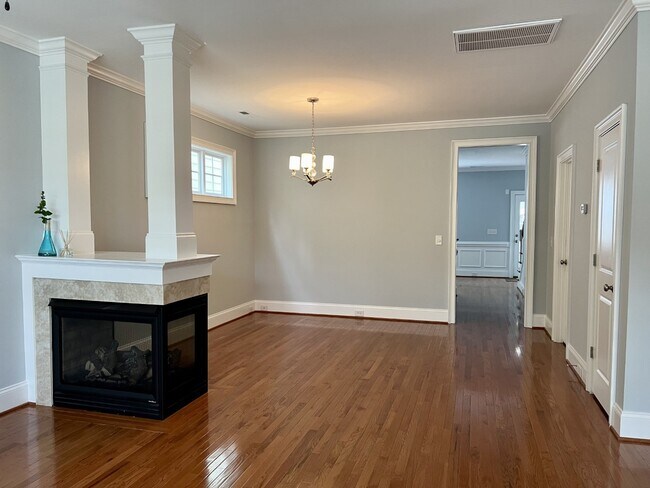 Foto del edificio - 5013 Sunny Creek Ln