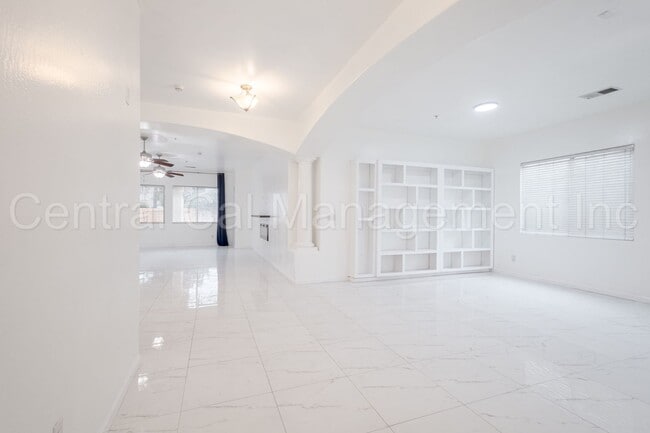 Foto del edificio - 4 Bedroom/3 Bath Home with Paid Solar - $3295 Per Month!