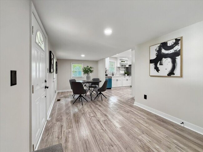 Foto del edificio - 3885 Strawberry Plains Rd