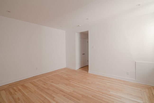 Building Photo - 2105 Rue Chomedey