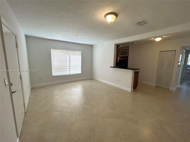 Building Photo - 2880 Pine Tree Dr