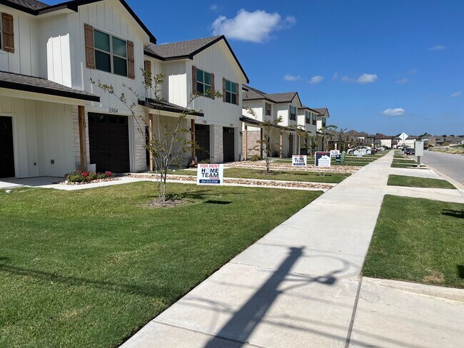 Building Photo - 1ST MONTH RENT FREE