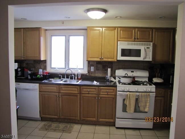 Building Photo - 298 Luddington Ave