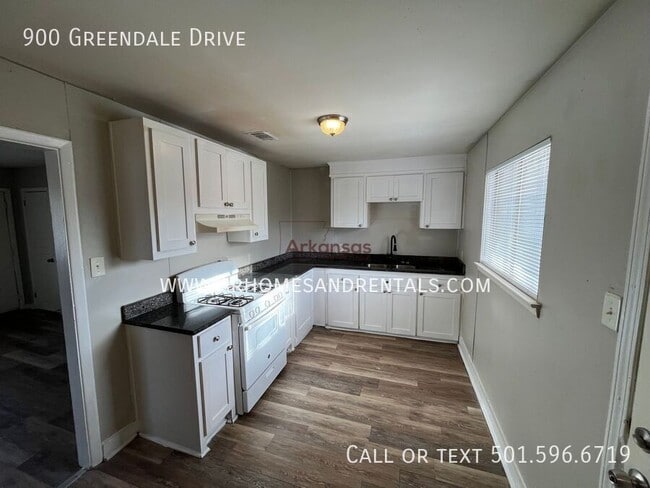 Building Photo - 900 Greendale Dr