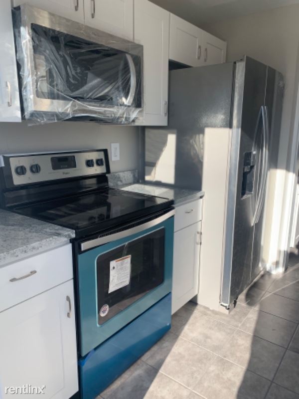 Building Photo - 3 br, 1 bath Townhome - 16 Admiral Blvd