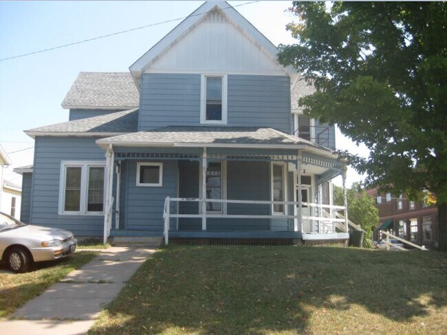 Building Photo - 119 Main St W