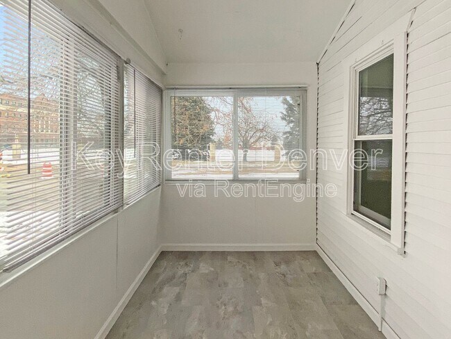 Foto del edificio - 4998 N Irving St
