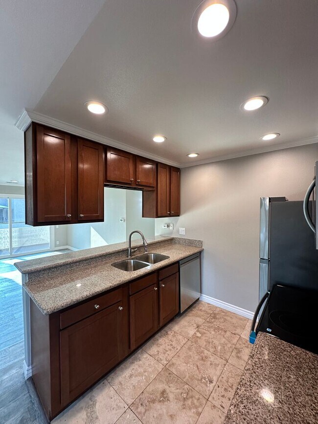 Foto del edificio - Now Available for Lease – Updated Upstairs...