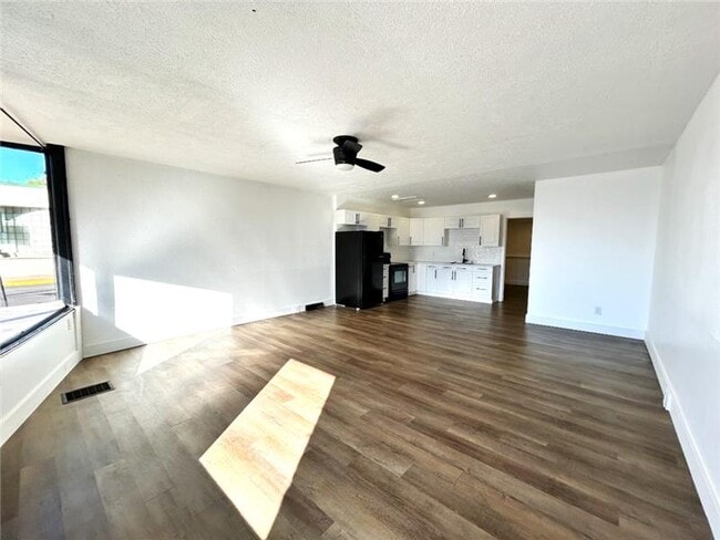 Building Photo - 214 Main St