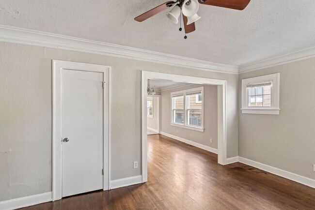 Foto del edificio - Affordable 2-Bed Home in Kansas City — Hardwood Floors, Porch & Pet-Friendly! 1/2 off Second Mont...