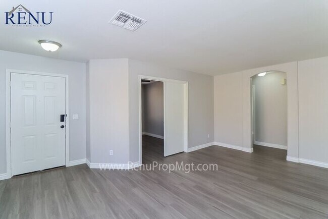 Foto del edificio - Available Now!!