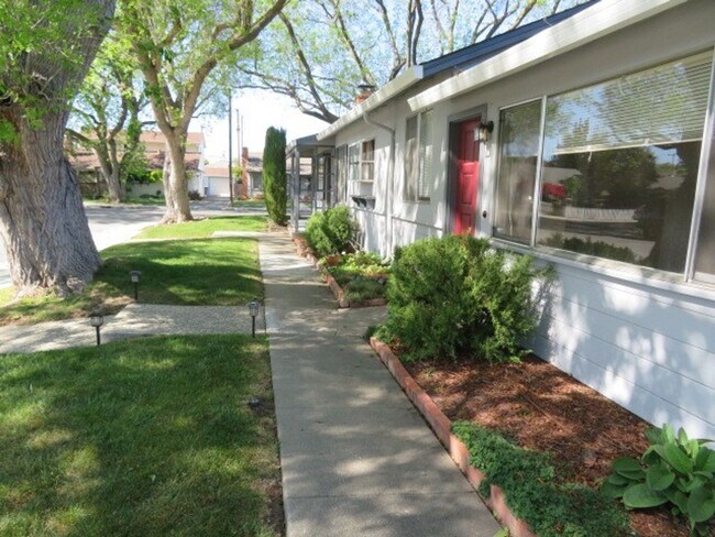 Foto del edificio - 3 bed / 2 bath with beautiful hardwood flo...